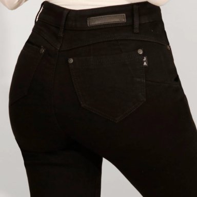 JEANS FLARE NEGRO CON POLAR PUSH UP ELASTICADO - 4