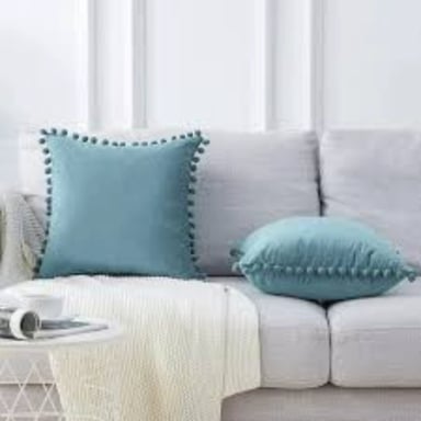SET DE 2 COJINES DE TERCIOPELO CON POMPOM - VERDE AGUA - 1