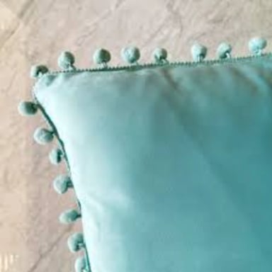 SET DE 2 COJINES DE TERCIOPELO CON POMPOM - VERDE AGUA - 3