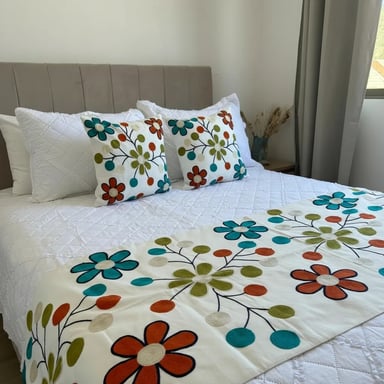 SET DE PIECERAS BORDADAS + FUNDAS - DISEÑO FLORAL MULTICOLOR - 1