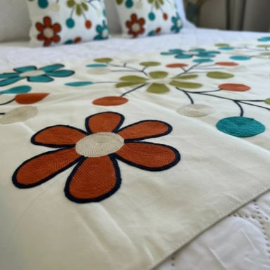 SET DE PIECERAS BORDADAS + FUNDAS - DISEÑO FLORAL MULTICOLOR - 3