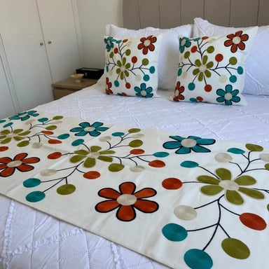 SET DE PIECERAS BORDADAS + FUNDAS - DISEÑO FLORAL MULTICOLOR - 4