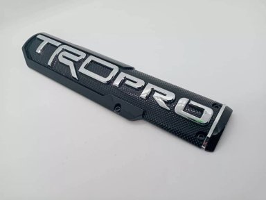 EMBLEMA INSIGNIA 3D TRD PRO ETIQUETA NEGRO LETRA PLATA - 2