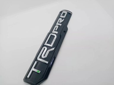 EMBLEMA INSIGNIA 3D TRD PRO ETIQUETA NEGRO LETRA PLATA - 3