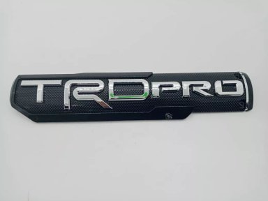 EMBLEMA INSIGNIA 3D TRD PRO ETIQUETA NEGRO LETRA PLATA - 4