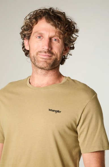 POLERA HOMBRE GRAPHIC REG TEE REGULAR FIT VERDE MILITAR - 3