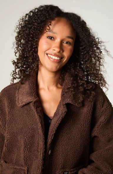 CHAQUETA MUJER CROP CHOCOLATE SHERPA - 3