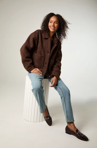 CHAQUETA MUJER CROP CHOCOLATE SHERPA - 4