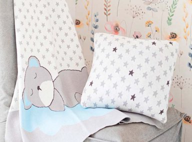 COJIN NINA HERRERA TEJIDO ESTRELLITA 30 X 30 CM GRIS - 3