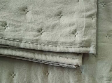 CUBRECAMA QUILT ILLUSIONS 1.5 PLAZAS OLIVA LISO ROMA - 3
