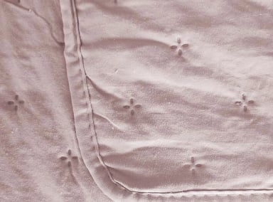 CUBRECAMA QUILT ILLUSIONS 2 PLAZAS ROSA LISO ROMA - 3