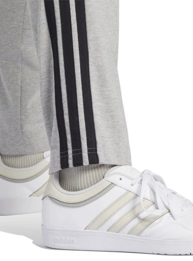 PANTALÓN DE BUZO HOMBRE ADIDAS JE6428 GRIS ESSENTIALS 3 BANDAS SINGLE JERSEY - 4
