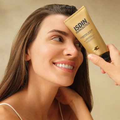 GEL LIMPIADOR EXFOLIANTE  ISDIN ISDINCEUTICS ESSENTIAL SCRUB 100 G  - 2