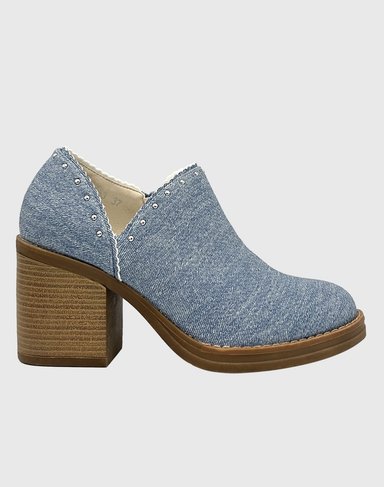 BOTÍN PARA MUJER CON TACO DE 8 CM, CIERRE LATERAL Y TACHAS DECORATIVAS CELESTE. - 4
