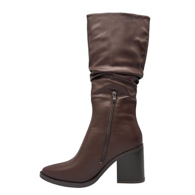 BOTA DE MUJER COLOR CAFE CAÑA ALTA CON DISEÑO ARRUGADO Y PUNTA FINA DANICOLLE - 3