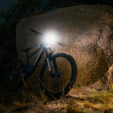 LUZ DELANTERA KNOG PARA BICICLETA1800L CON BATERIA10,000MAH - 7