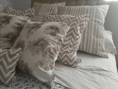 COJÍN ELIZABETH PEPER DECORATIVO DISEÑO ZIGZAG RELLENO 45 X 45 CM BEIGE CREMA BLANCO - 3