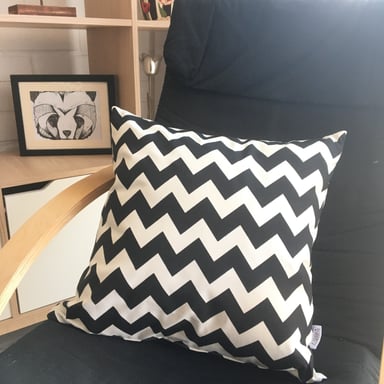 COJÍN ELIZABETH PEPER DECORATIVO DISEÑO ZIGZAG RELLENO 45 X 45 CM NEGRO BLANCO - 2