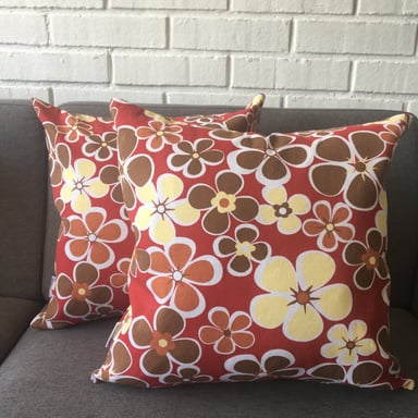 COJÍN ELIZABETH PEPER DECORATIVO DISEÑO FLORES AMARILLAS CAFÉ RELLENO 45 X 45 CM ROJO - 3
