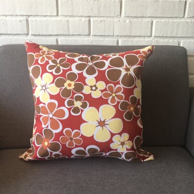 COJÍN ELIZABETH PEPER DECORATIVO DISEÑO FLORES AMARILLAS CAFÉ RELLENO 60 X 60 CM ROJO - 2