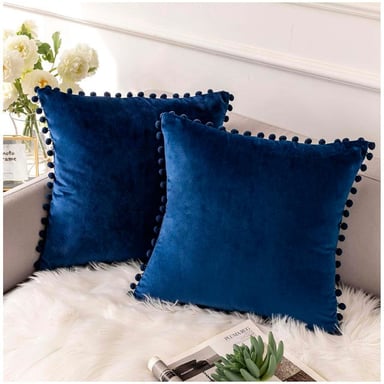PACK DE 02 FUNDAS DE COJÍN DE TERCIOPELO CON POMPON 45X45 AMARINO - 1
