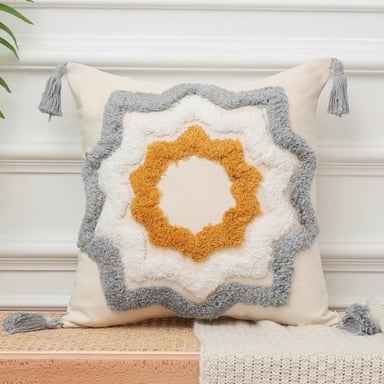 COJÍN TODOHOGARSANTIAGODECHILE DECORATIVO BOHEMIO CON BORLAS DISEÑO GEOMÉTRICO NEW 45 X 45 CM BEIGE - 1