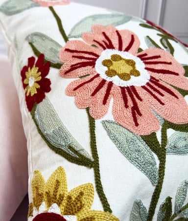 FUNDA COJÍN HOMESTORE BORDADA FLORAL 45 X 45 CM ROSADO - 2