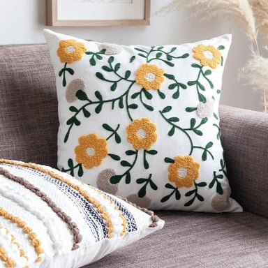 FUNDA COJÍN HOMESTORE BORDADA ENREDADERA 45 X 45 CM MOSTAZA - 1
