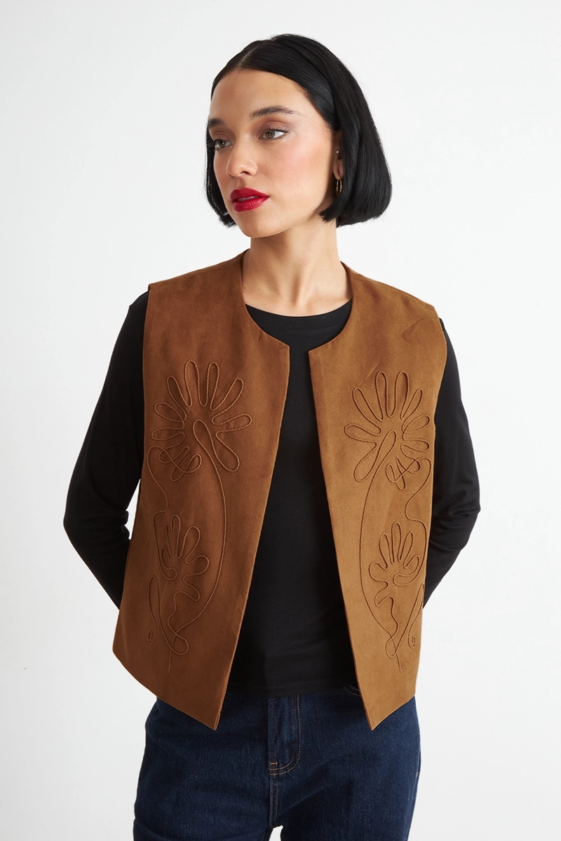 VEST TIPO GAMUZA BORDADO KHAKI MUJER NICOPOLY