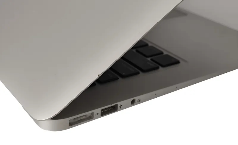 APPLE MACBOOK AIR 13 I5 A1466 8RAM 128SSD cargadorNuevo